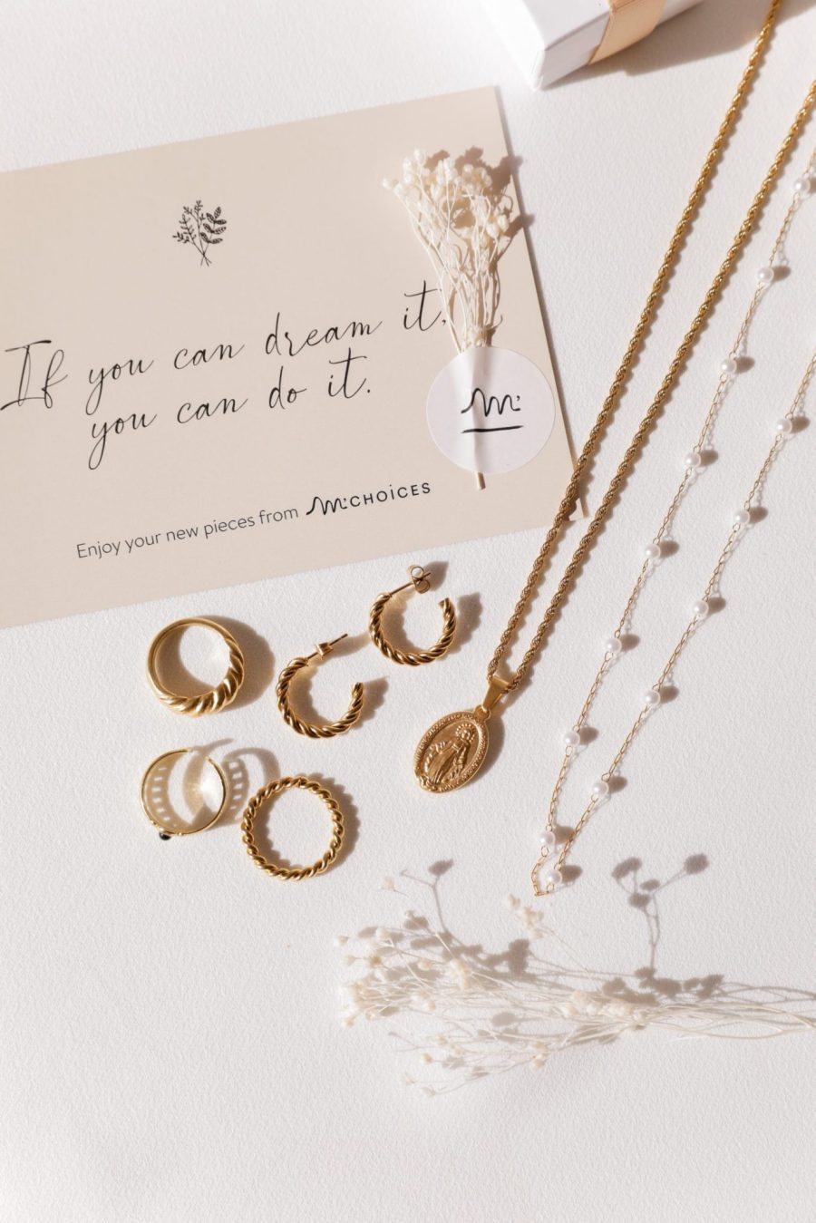 Colar em Aço Dourado Traçado com Santa