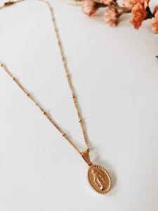 Colar em Aço Dourado com Pedras Douradas e com Santa