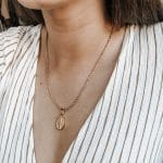 Colar em Aço Dourado Traçado com Santa