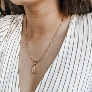 Colar em Aço Dourado Traçado com Santa