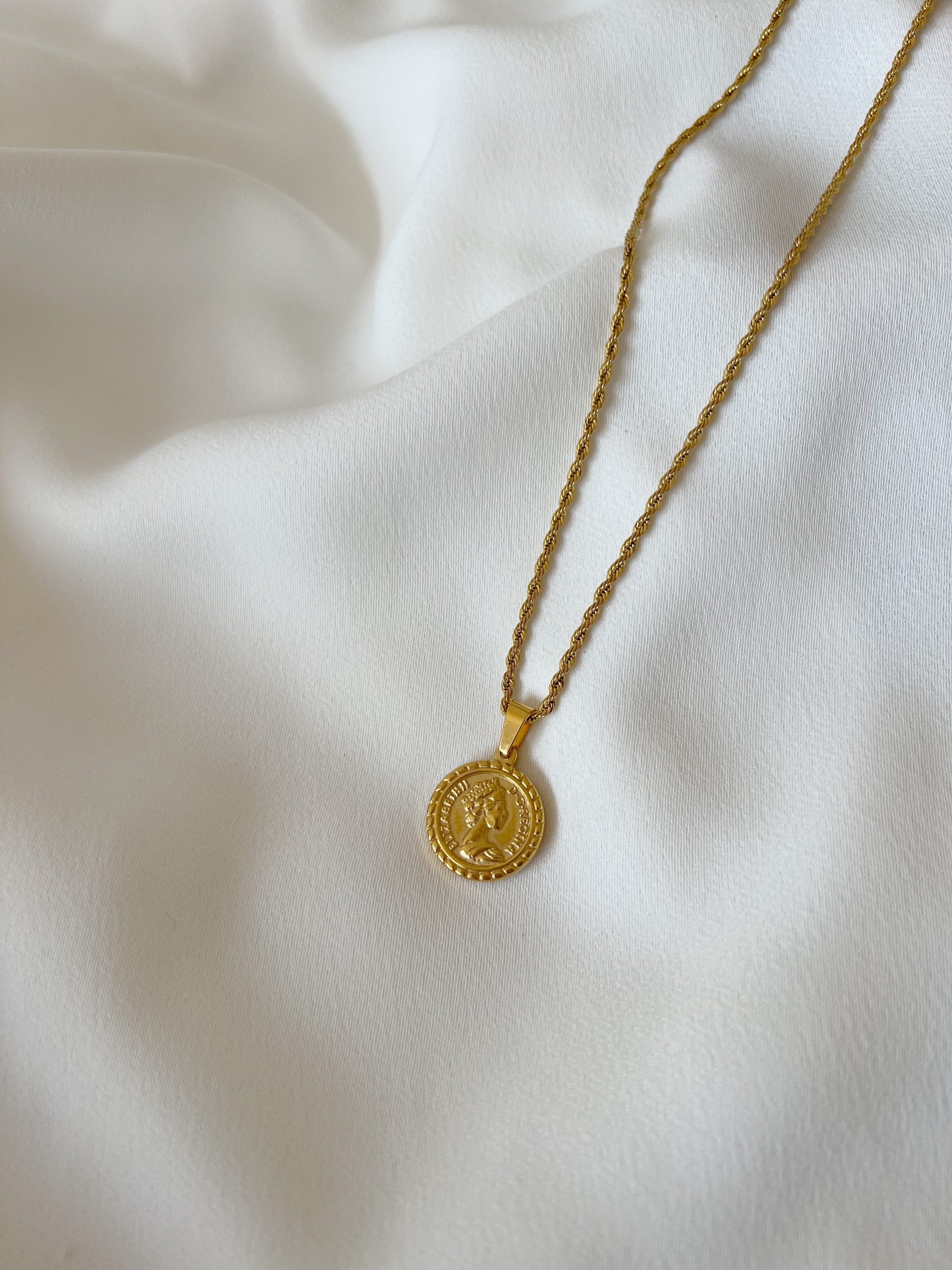 Colar em Aço com Rainha e Corrente Traçada
