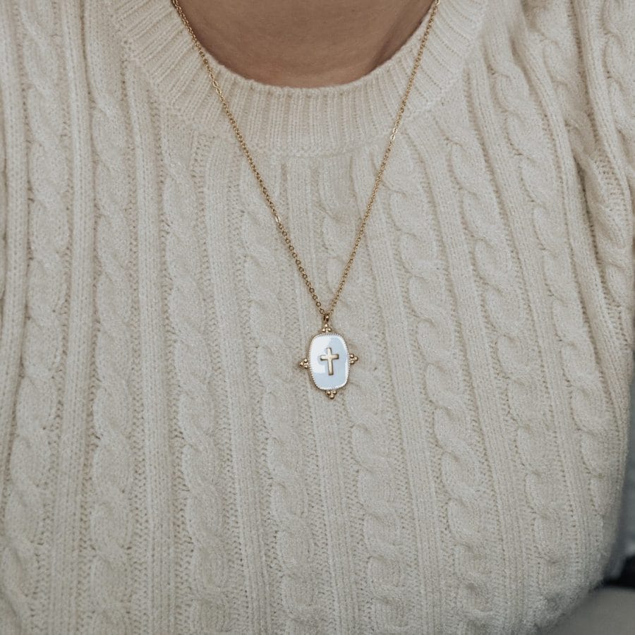 Colar em Aço Dourado com Pendente Branco com Cruz