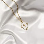 Colar em Aço Dourado com Pendente Branco com Cruz