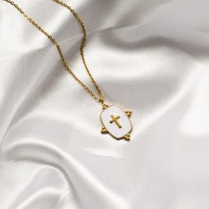 Colar em Aço Dourado com Pendente Branco com Cruz