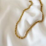 Colar em Aço Entrelaçado Dourado Grosso