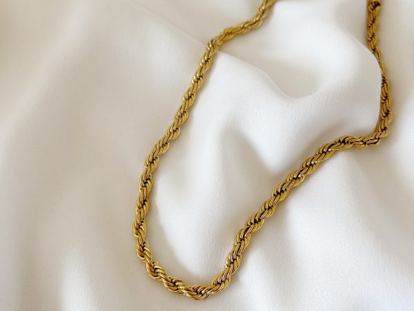 Colar em Aço Entrelaçado Dourado Grosso