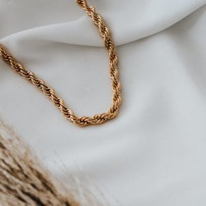 Colar em Aço Entrelaçado Dourado Grosso