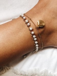 Pulseira para o Pé em Aço com Bolinhas e Concha Achatada