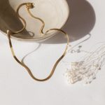 Colar Dourado em Aço Achatado Fininho5