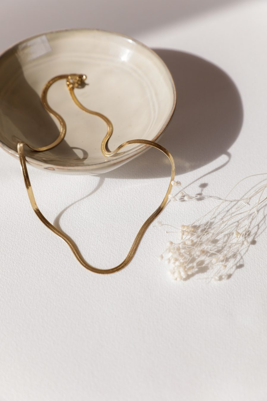 Colar Dourado em Aço Achatado Fininho5