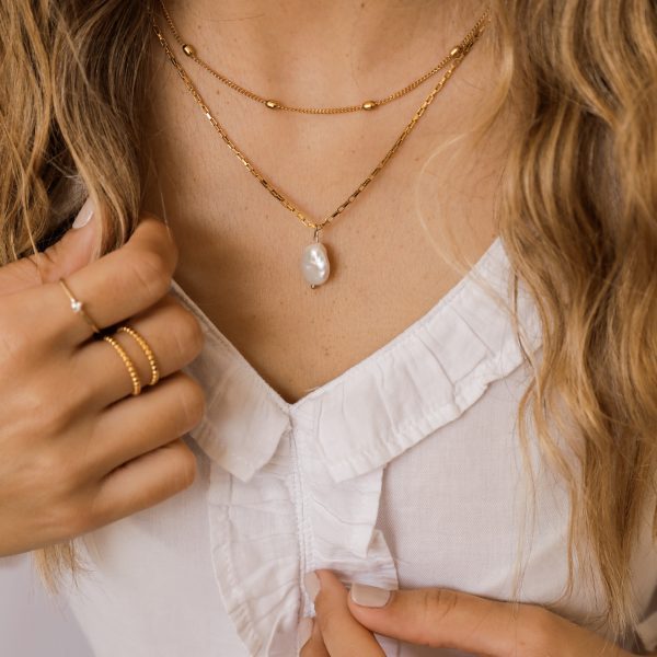 Colar em Aço Dourado Minimalista com Pérola de Água Doce