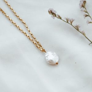 Colar em Aço Dourado Minimalista com Pérola de Água Doce