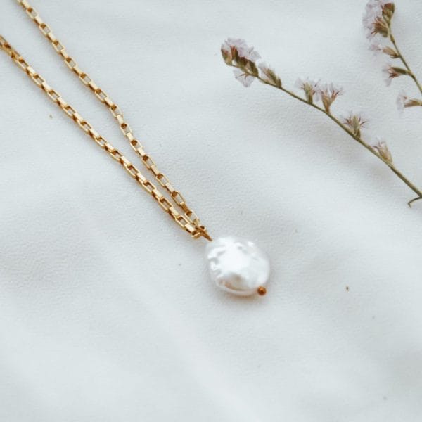Colar em Aço Dourado Minimalista com Pérola de Água Doce