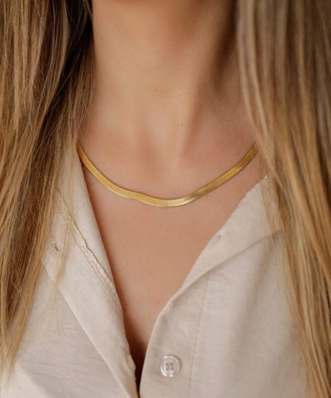 Colar Dourado em Aço Achatado Fininho