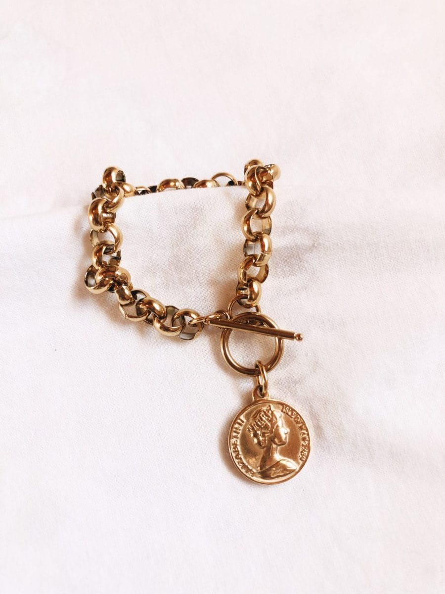 Pulseira em Aço Dourada com Malha Circular e Rainha