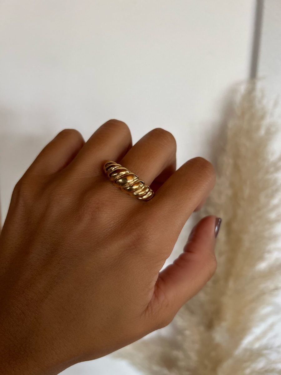 Anel em Aço Dourado Minimalista Torcido