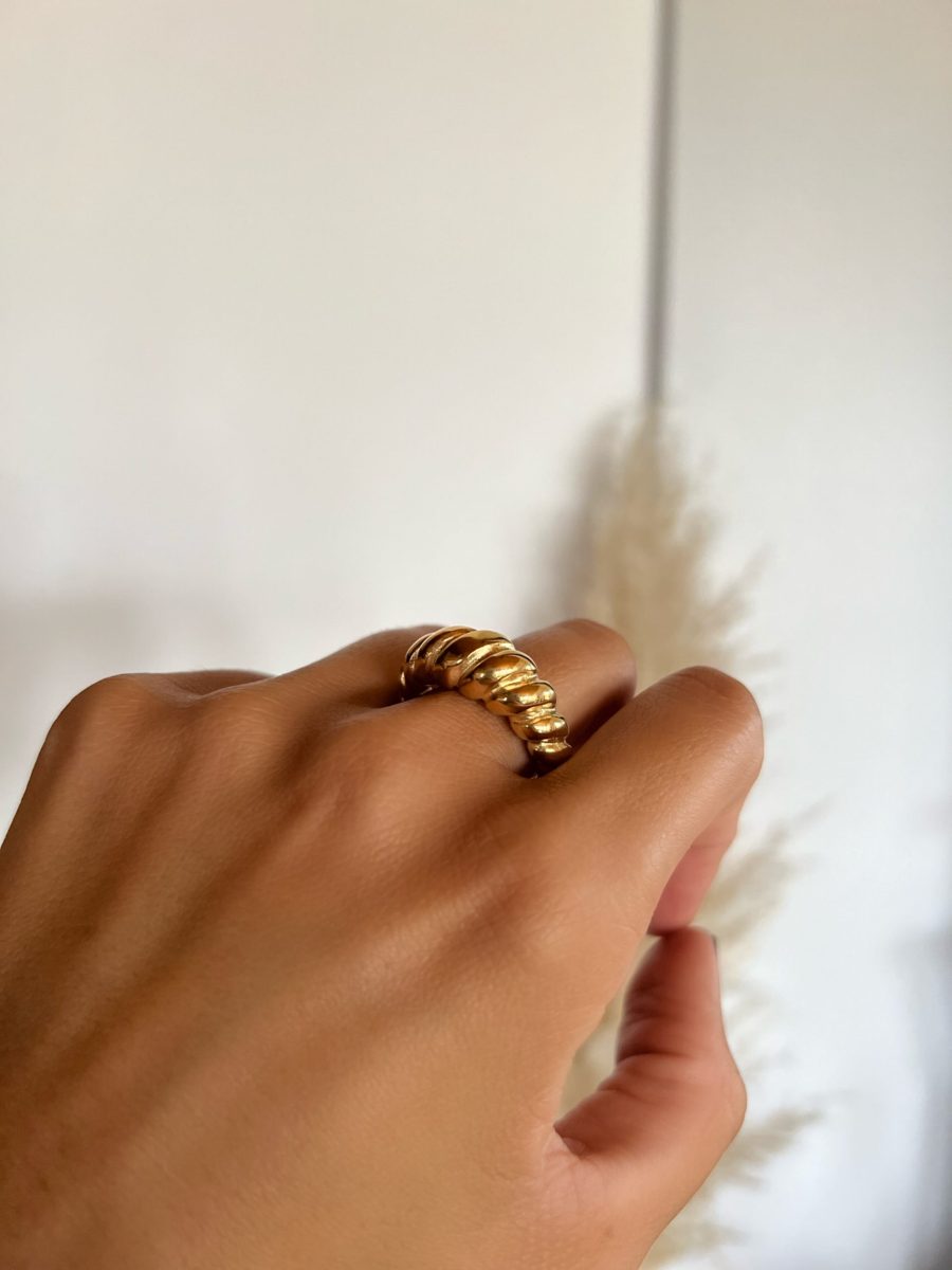 Anel em Aço Dourado Minimalista Torcido