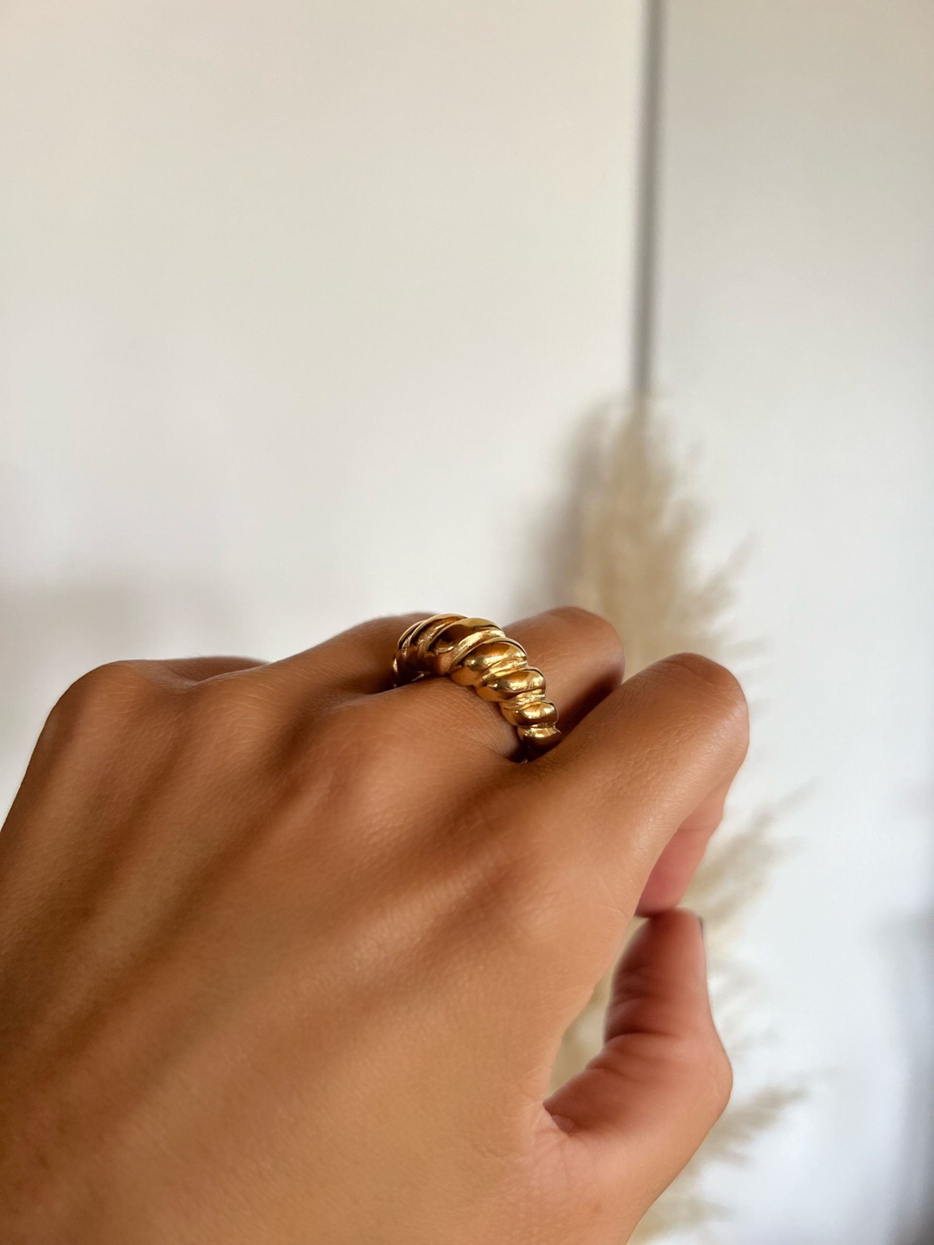 Anel em Aço Dourado Minimalista Torcido