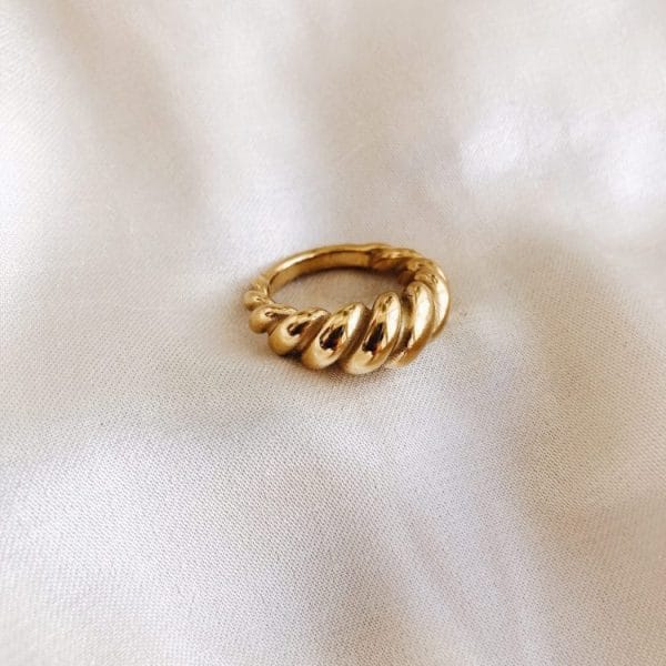 Anel em Aço Dourado Minimalista Torcido