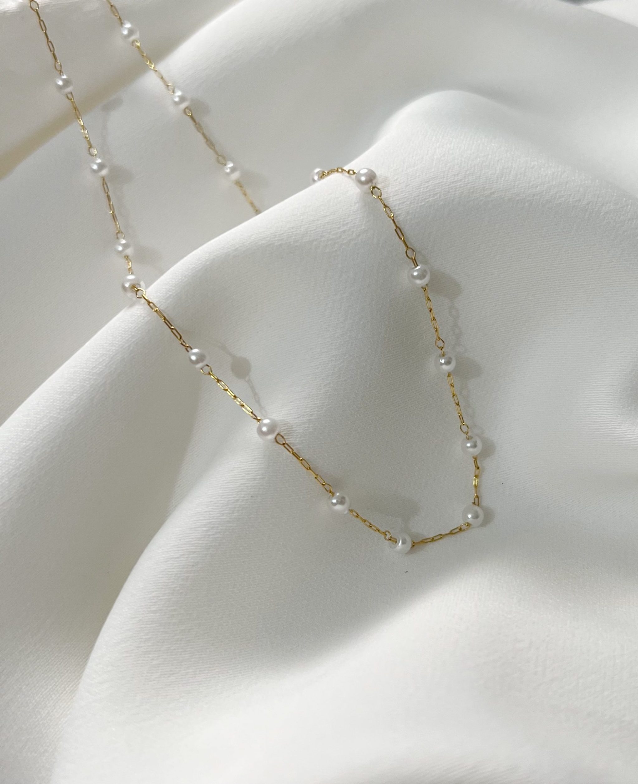 Colar em Aço Dourado Clássico com Pérolas