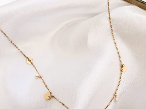 Colar em Aço Dourado com Chapinhas Circulares e Pérolas Pequeninas