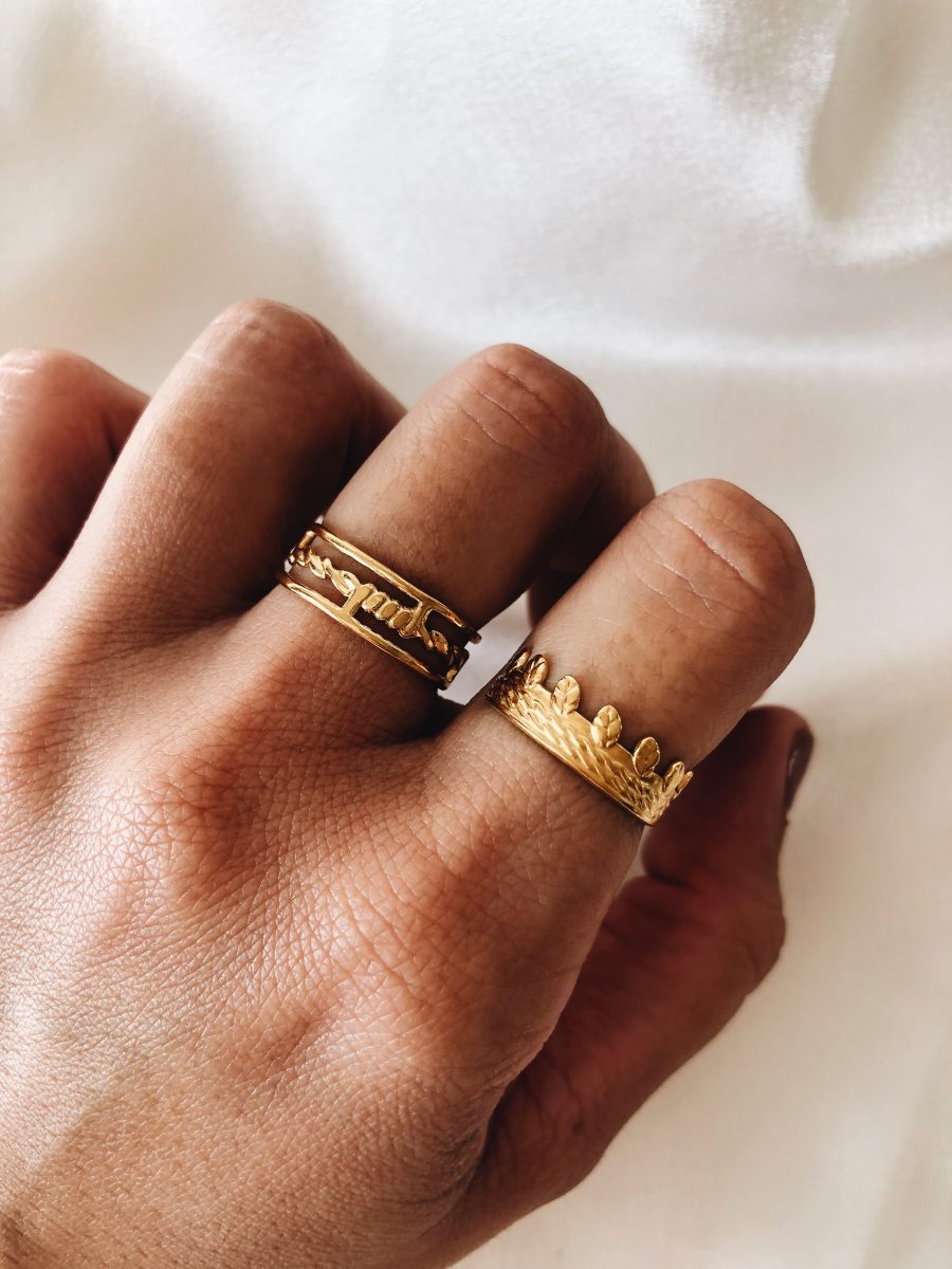 Anel em Aço Dourado Ajustável Entrelaçado no Meio