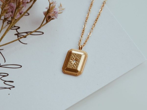 Colar em Aço Dourado com Pendente com Brilhante