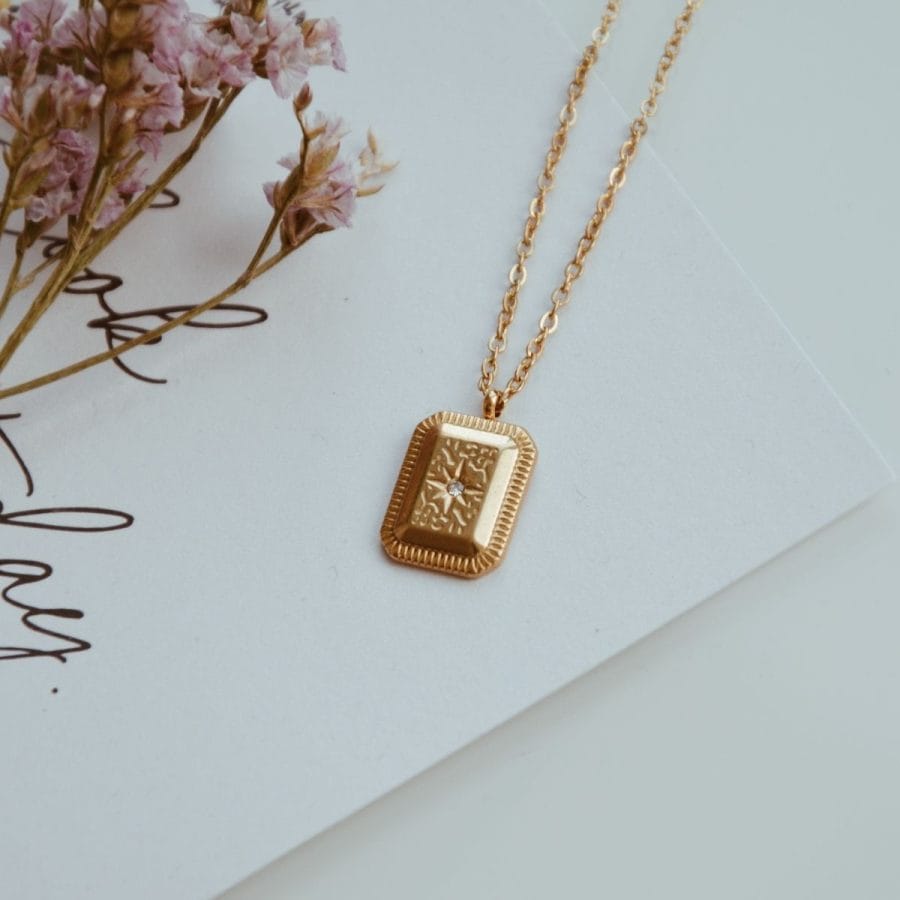 Colar em Aço Dourado com Pendente com Brilhante