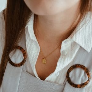 Colar em Aço Dourado com Pendente com Brilhante