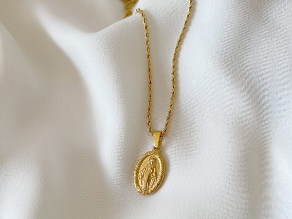 Colar em Aço Dourado com Santa Oval