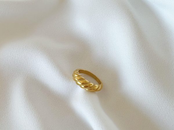 Anel em Aço Dourado Minimalista Torcido Fininho