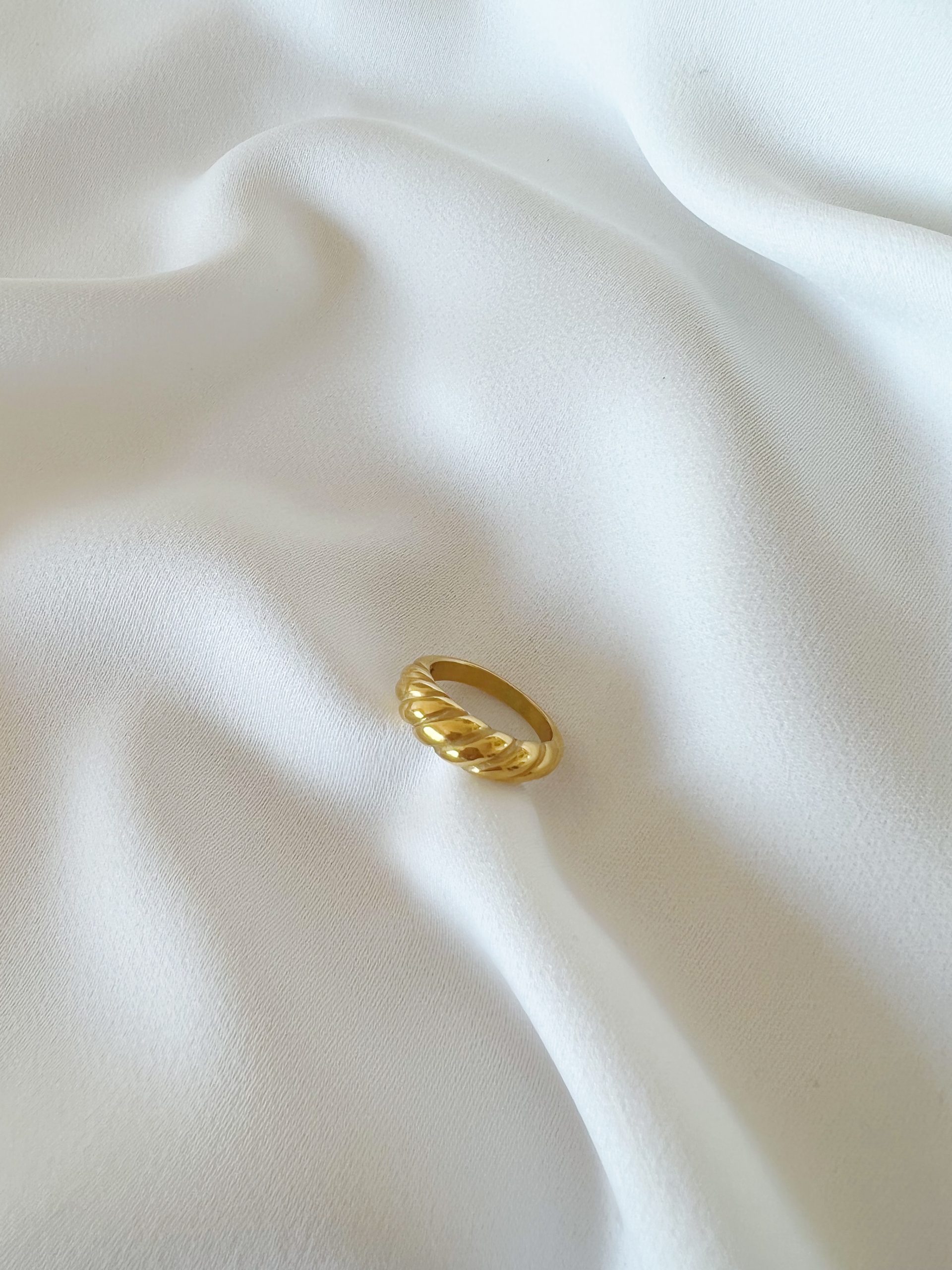 Anel em Aço Dourado Minimalista Torcido Fininho