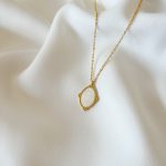 Colar em Aço Dourado Oval com Pendente Madrepérola