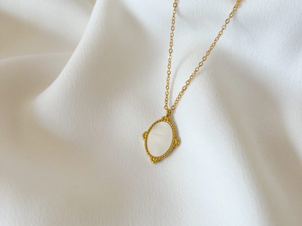 Colar em Aço Dourado Oval com Pendente Madrepérola