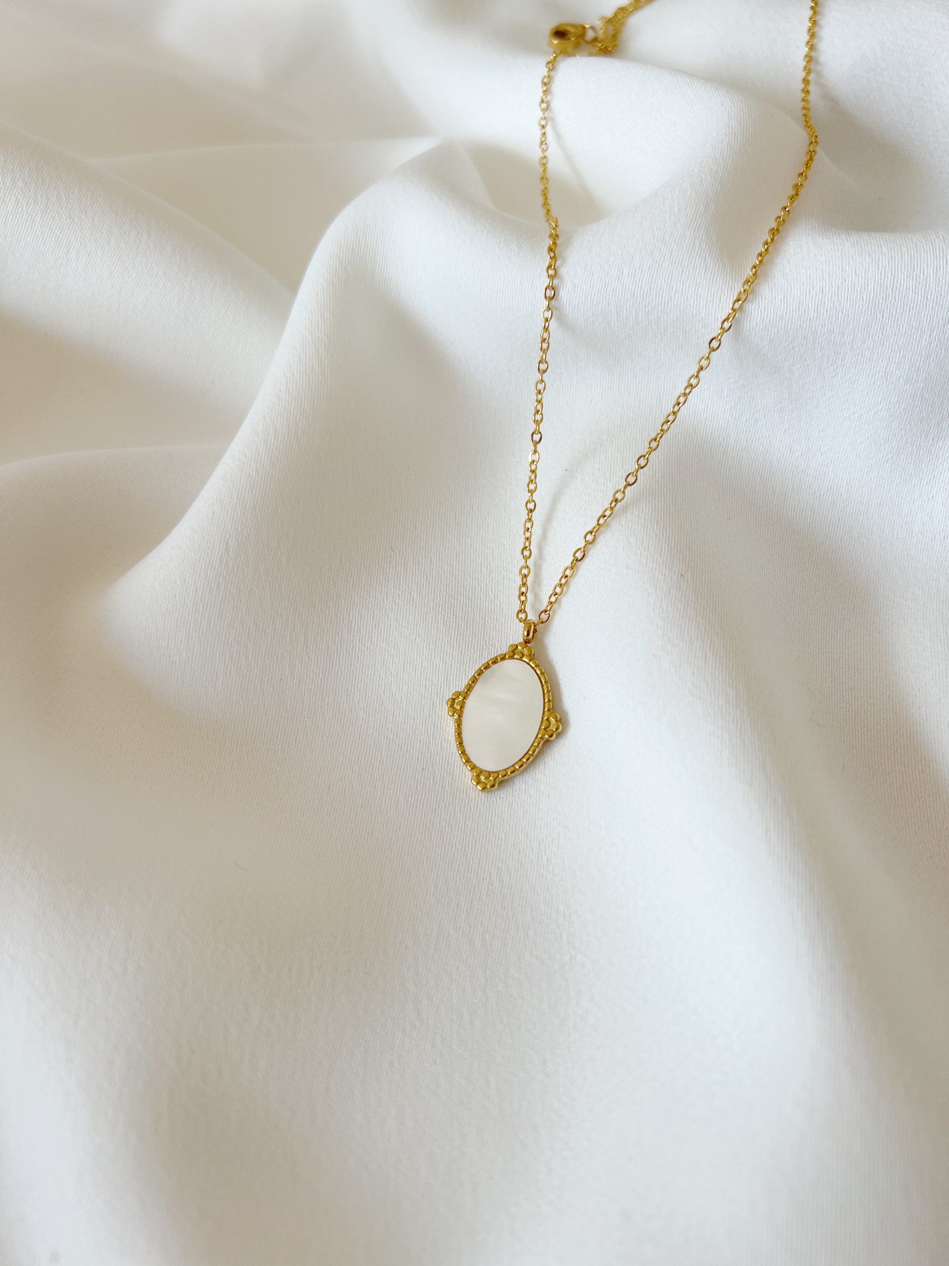 Colar em Aço Dourado Oval com Pendente Madrepérola