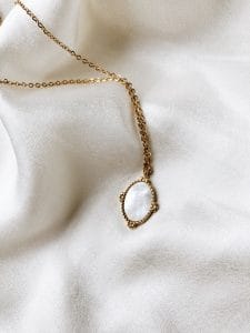 Colar em Aço Dourado Oval com Pendente Mandrepérola