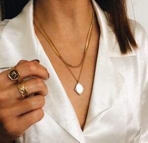 Colar em Aço Dourado Oval com Pendente Mandrepérola