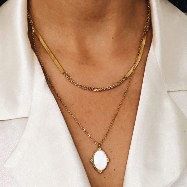 Colar em Aço Dourado Oval com Pendente Mandrepérola