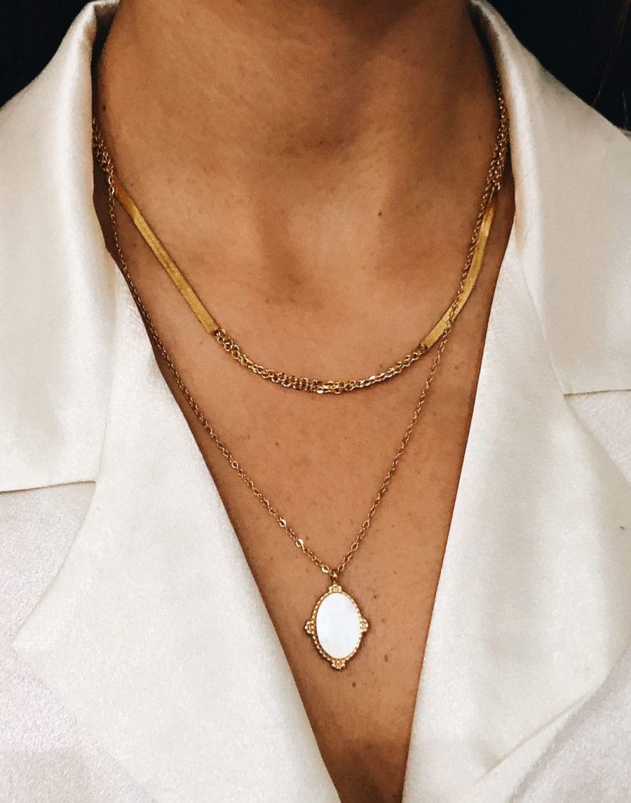 Colar em Aço Dourado Oval com Pendente Mandrepérola