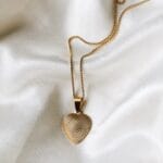 Colar em Aço Dourado com Coração Achatado Trabalhado