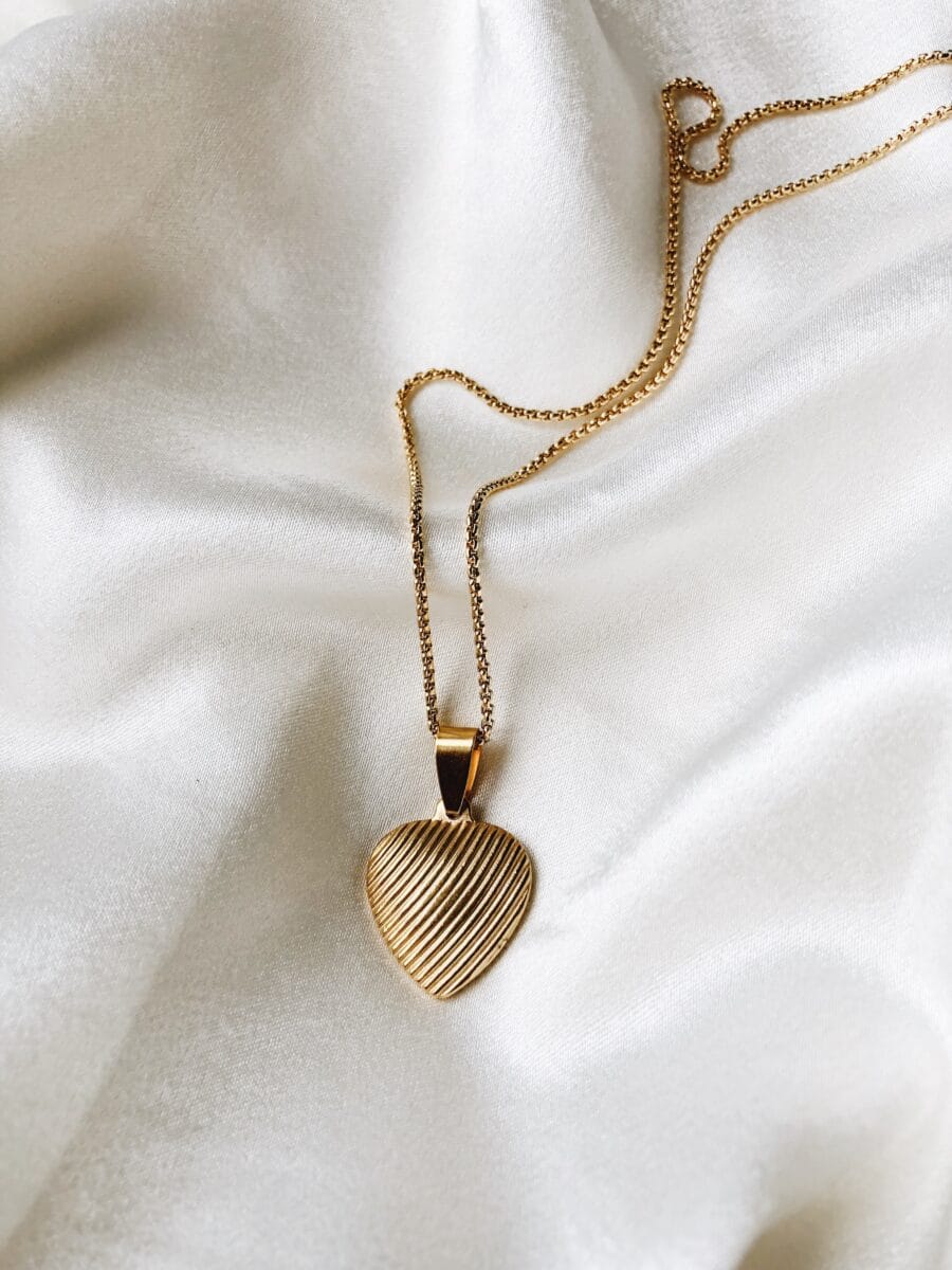 Colar em Aço Dourado com Coração Achatado Trabalhado
