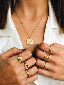 Colar em Aço Dourado com Pendente Flor