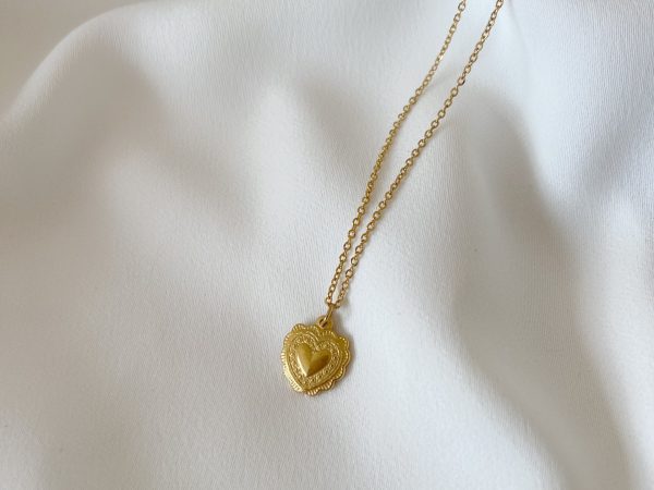 Colar em Aço Dourado com Coração Ondulado