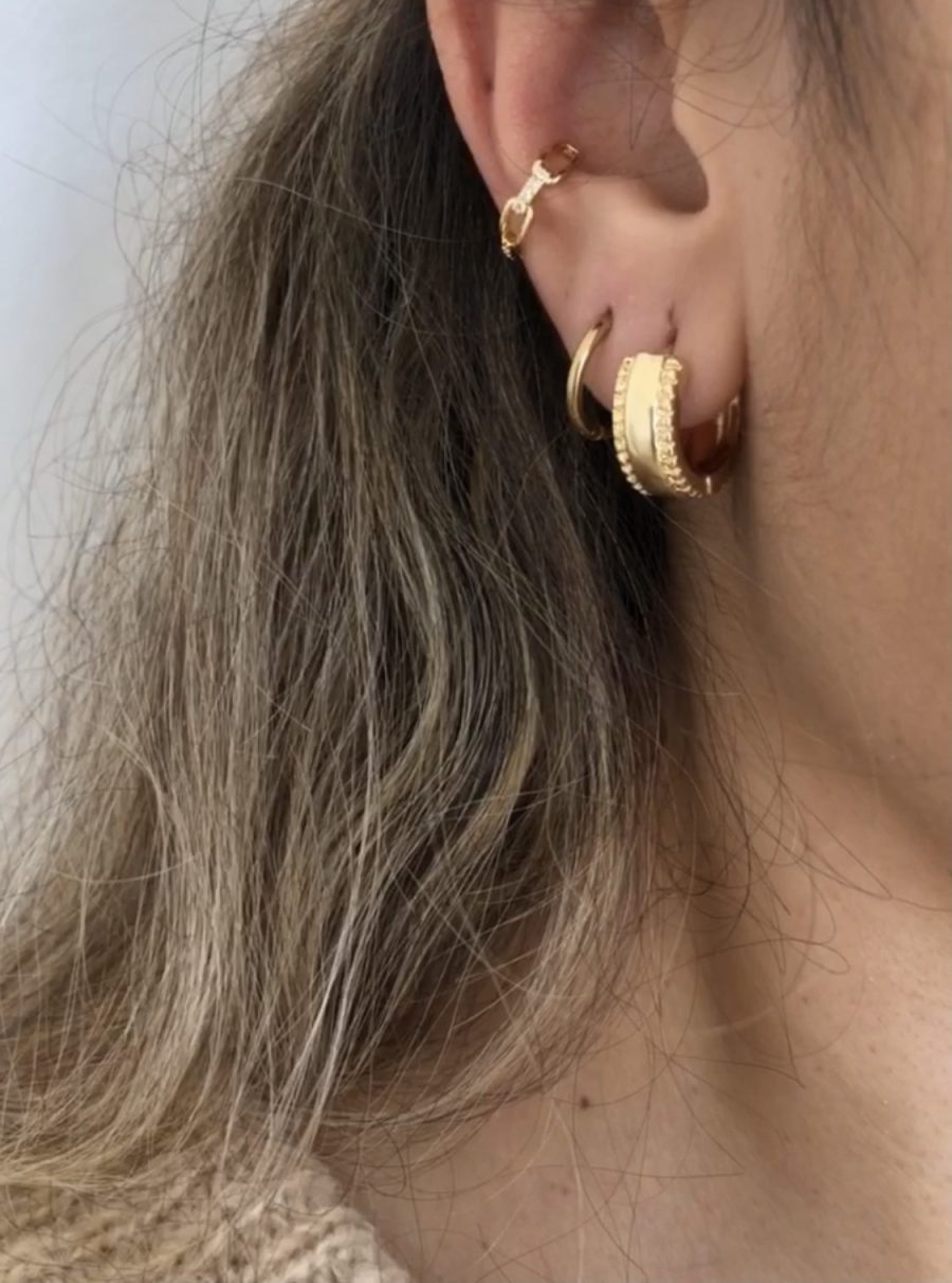 Earcuff Dourado Pequenino com Malha e Zircónias Brancas