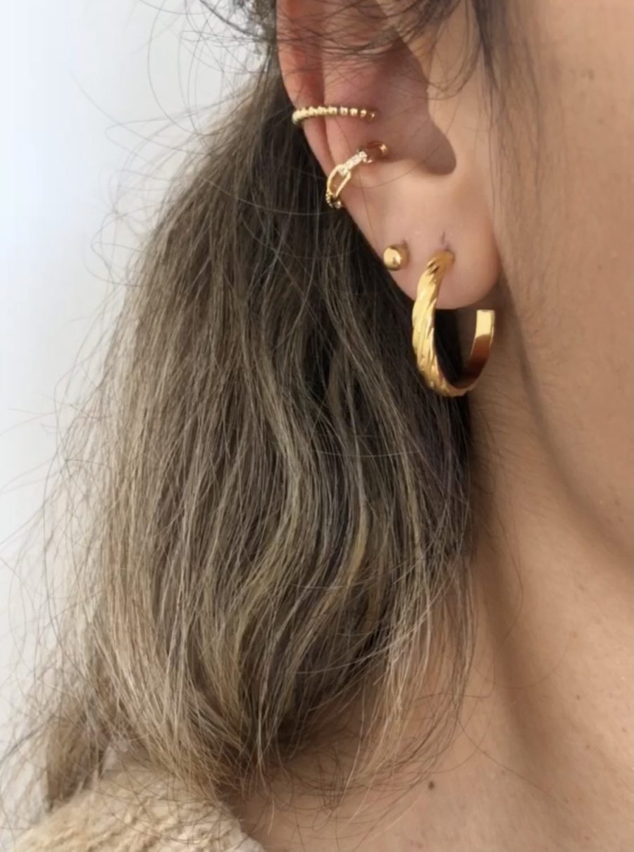 Earcuff Dourado Pequenino com Malha e Zircónias Brancas