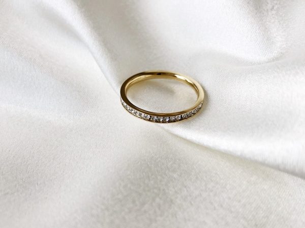 Anel em Aço Dourado Clássico com Brilhantes