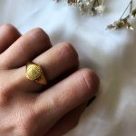 Anel em Aço Dourado Oval com Zircónia