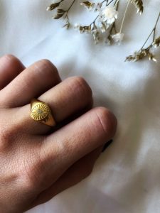 Anel em Aço Dourado Oval com Zircónia