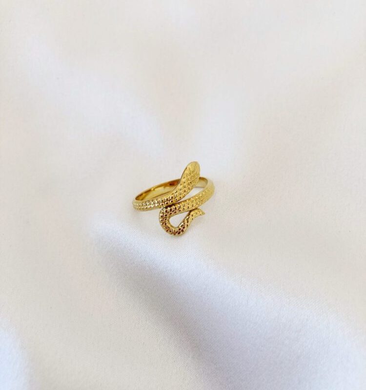 Anel em Aço Dourado Cobra