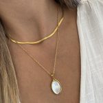 Colar em Aço Dourado Comprido com Madrepérola Oval